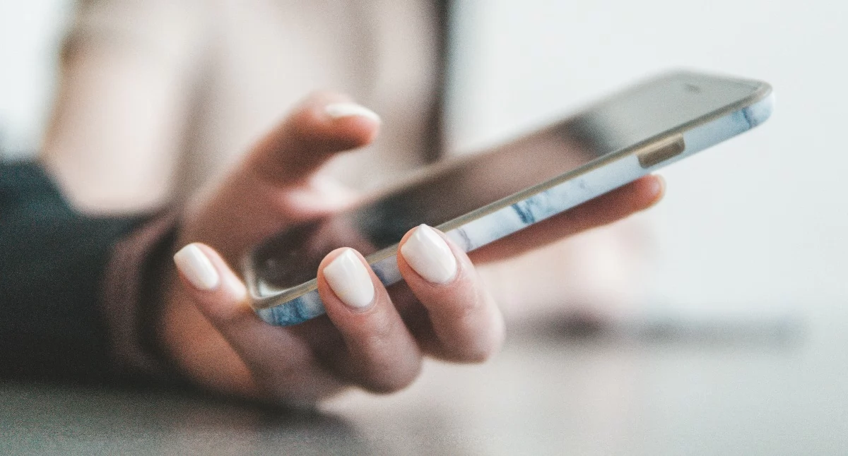 Połączenie z nieznanego numeru – telemarketer, oszust czy dawno niewidziany znajomy? Możesz to łatwo sprawdzić!
