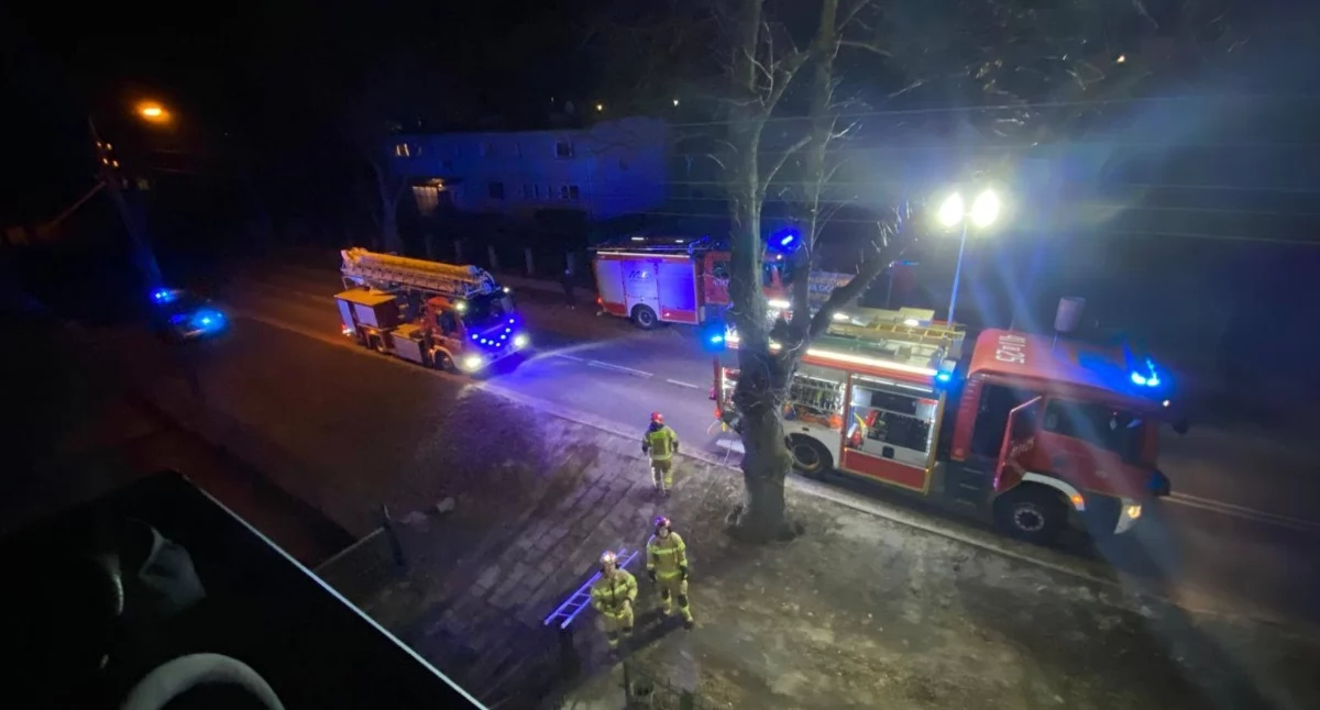 Interwencja służb przy ul. Angowickiej. Pożar w kominie