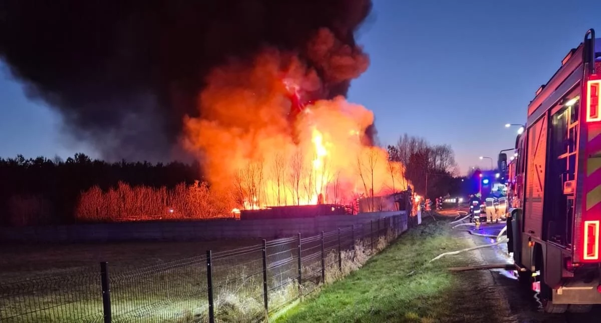 Duży pożar w Czersku. Aż osiem prądów gaśniczych