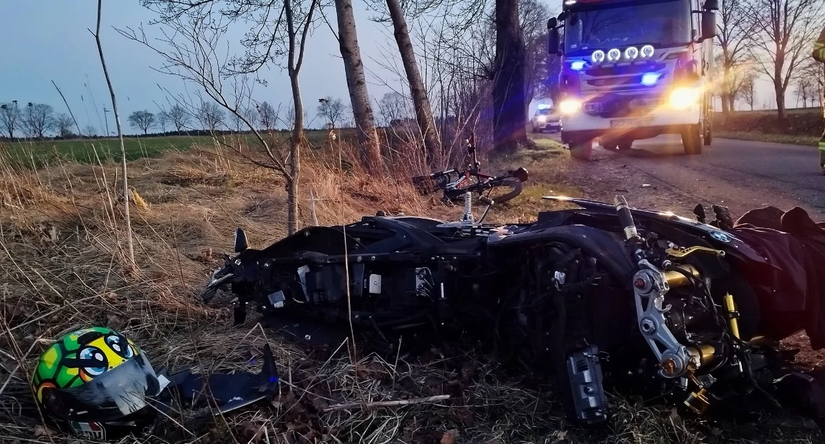 Motocyklista zjechał na pobocze i uderzył w toyotę. Trafił do szpitala