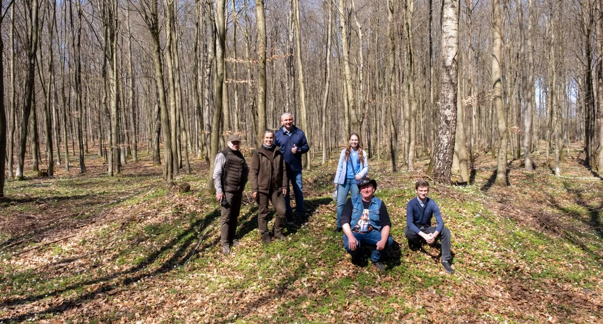 Adam Satro wskazuje archeologiczne stanowiska w gminie Człuchów