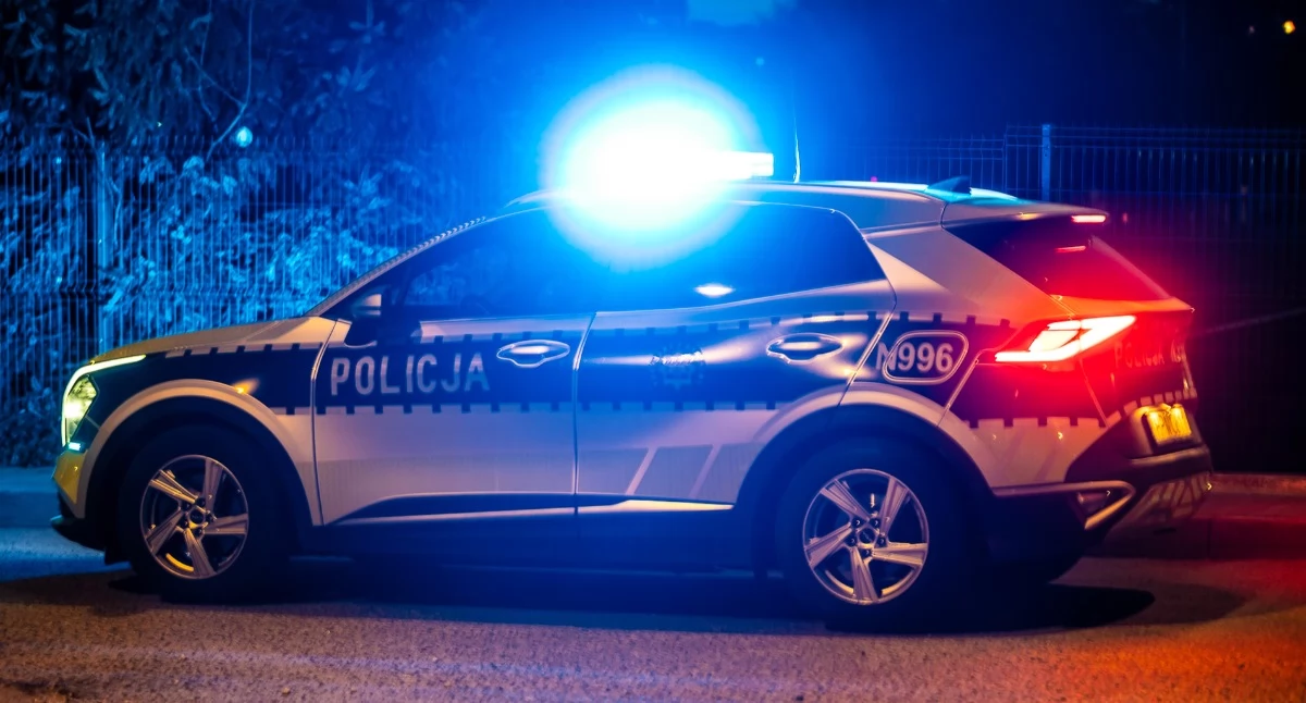 Uderzył w ogrodzenie i uciekł. Policja szybko go zatrzymała