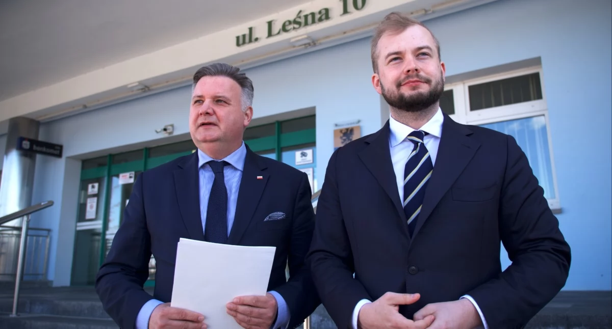 Posłowie Michał Moskal i Michał Kowalski po kontroli w szpitalu w Chojnicach