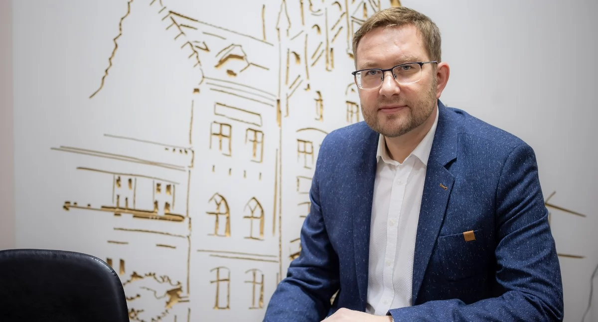 Maciej Siembieda i wspólne czytanie na rynku. Biblioteka w Chojnicach zaprasza na obchody