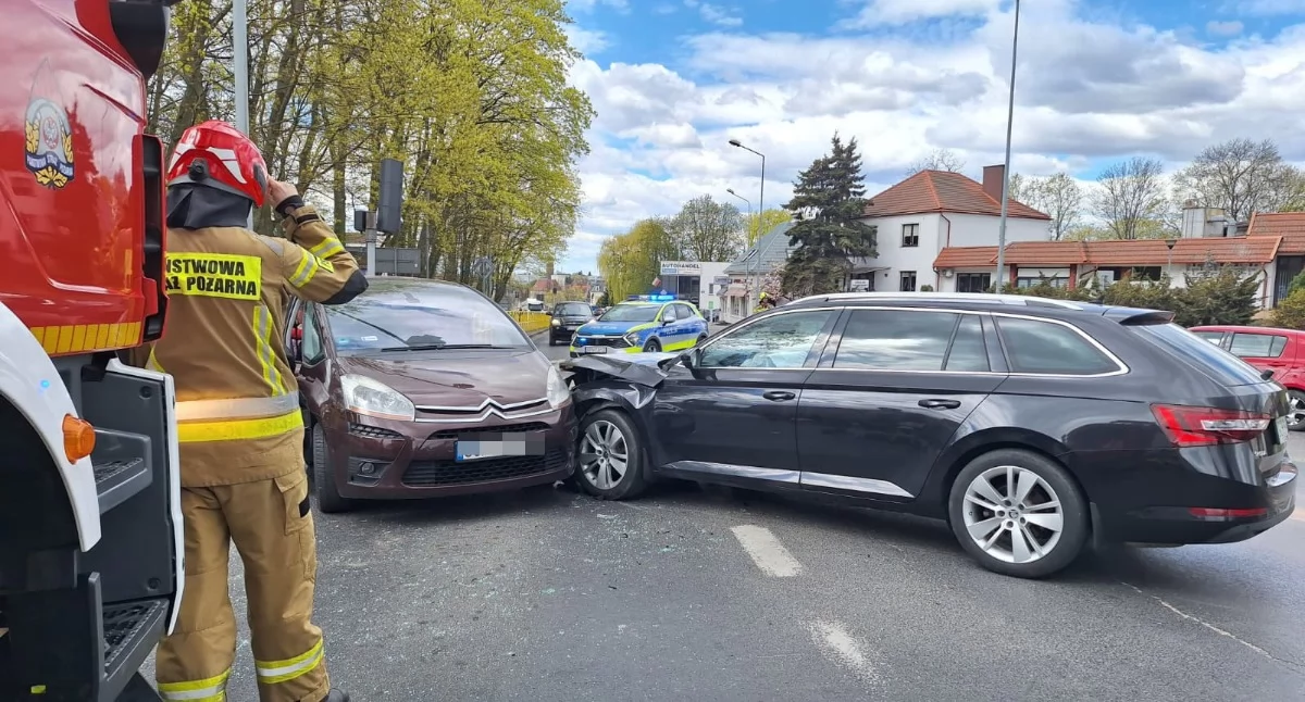 Dwa samochody zderzyły się na ul. Gdańskiej. Pomyliła zielone światło z zieloną strzałką