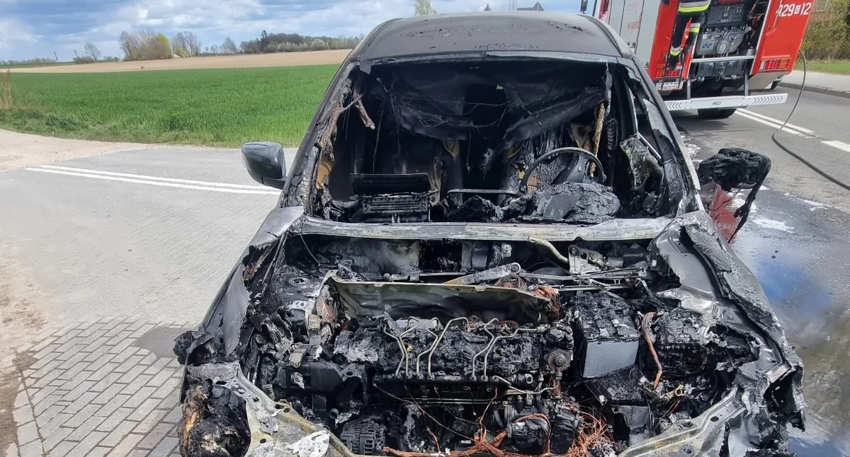 Auto zapaliło się podczas jazdy. Całkowita blokada drogi
