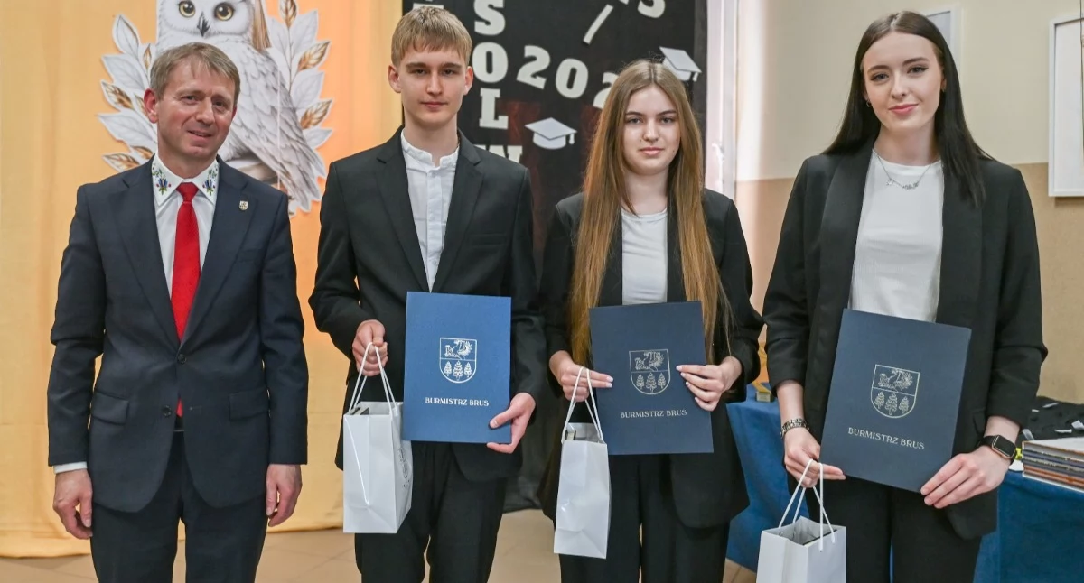 Maturzyści z Brus kończą szkołę. Maja Maciejewska, Weronika Synak i Dorian Meller z wyróżnieniami