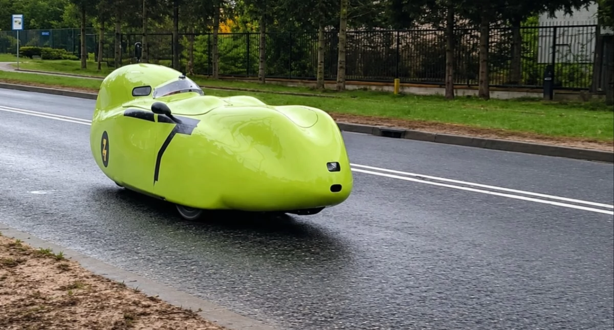„UFO” na DK22? Nietypowy velomobil wzbudził sensację pod Chojnicami