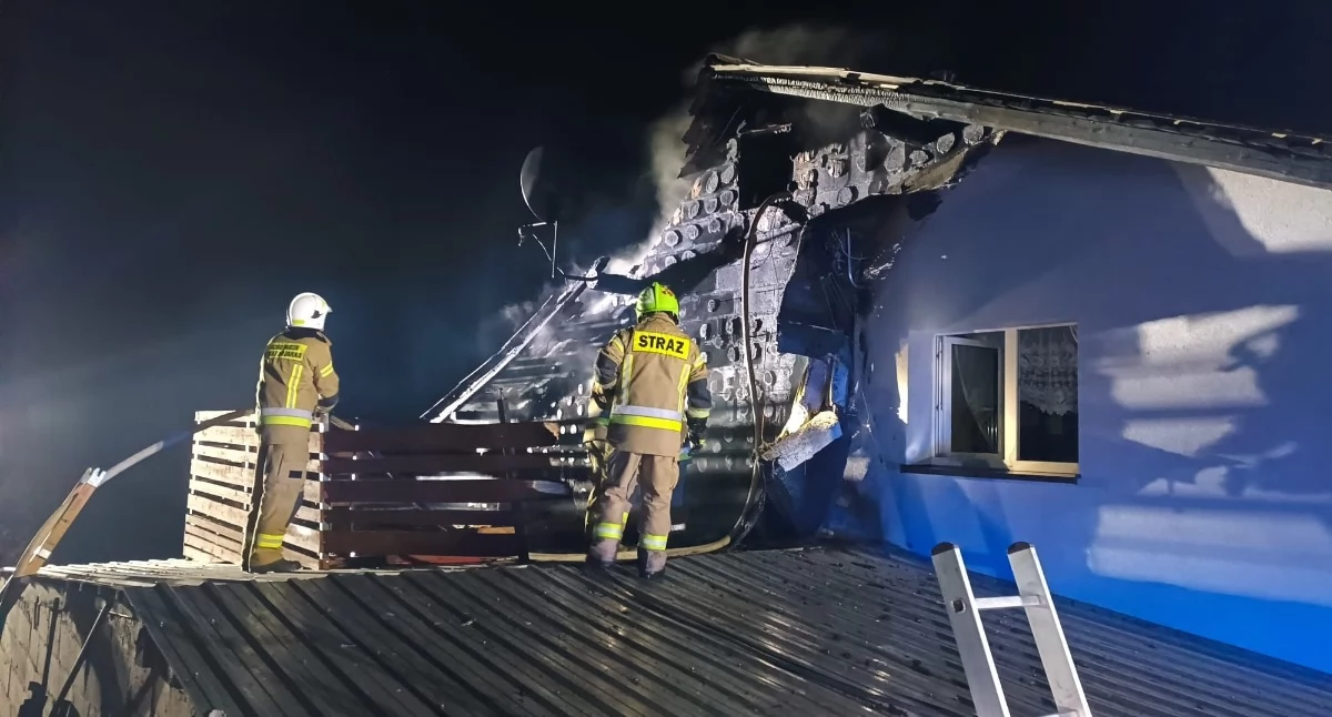 Nocny pożar w Chłopowach. Ogień objął balkon i część dachu