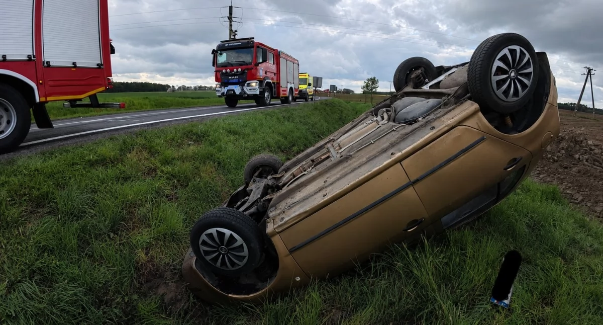 Dachowanie za dachowaniem. Zobacz, co dzieje się na DK25 w Zamartem i okolicy!