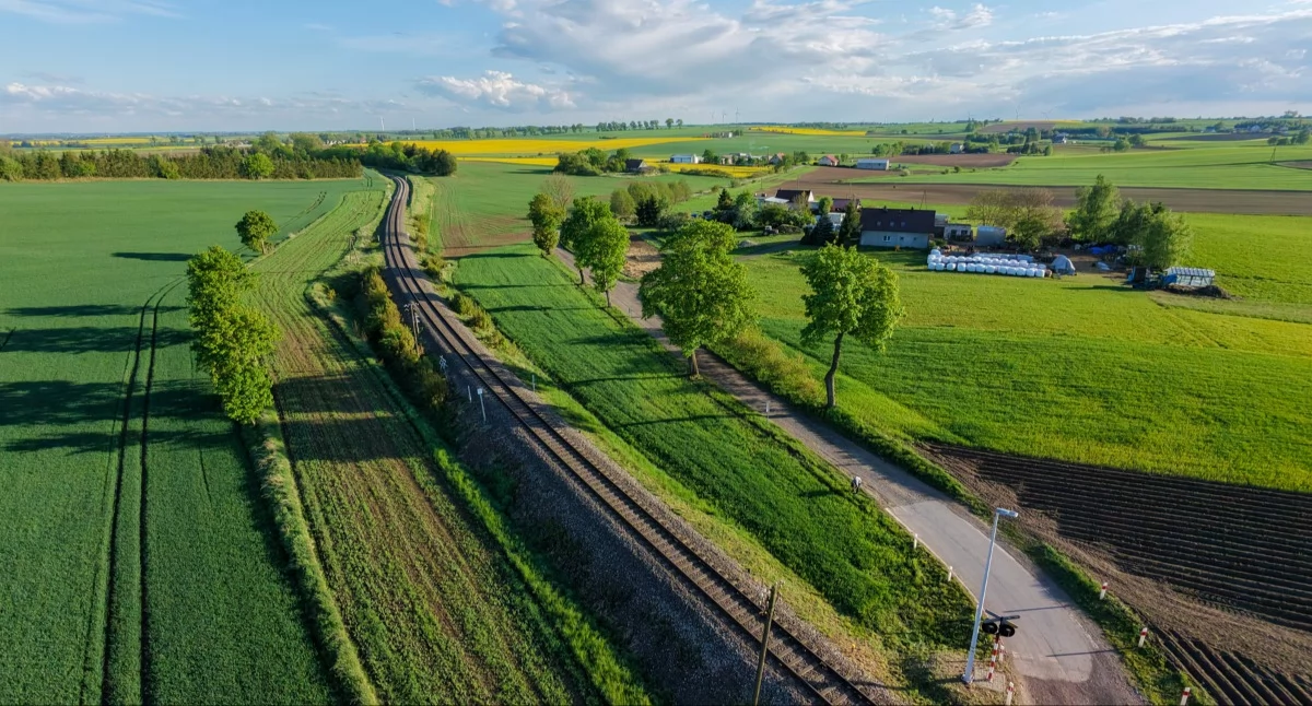 Pociągi przyspieszą, rolnicy utkną przed torami. Sprawdź, co planuje PKP