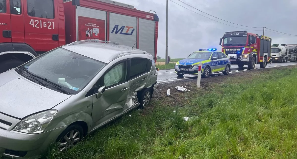 Groźny poślizg na krajówce pod Człuchowem! Dziecko trafiło do szpitala