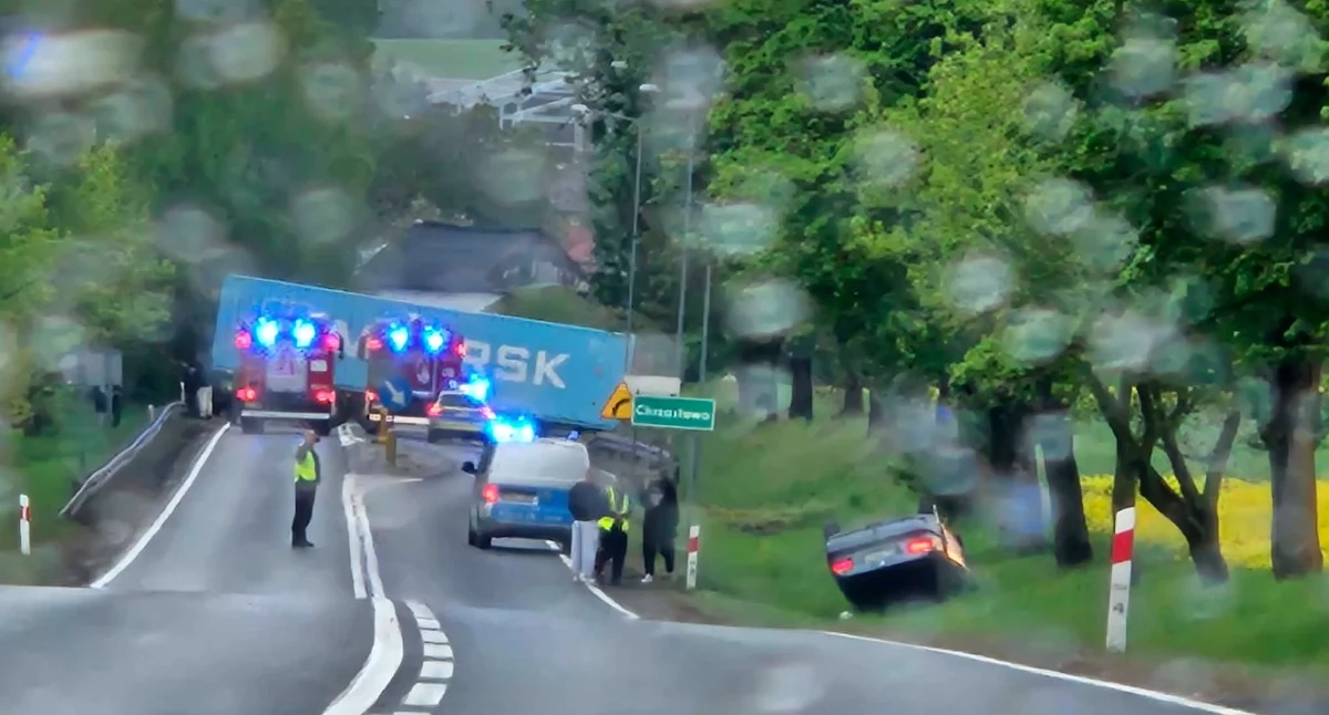 Ciężarówka w poprzek jezdni i osobówka na dachu. Służby ratunkowe w akcji na DK22