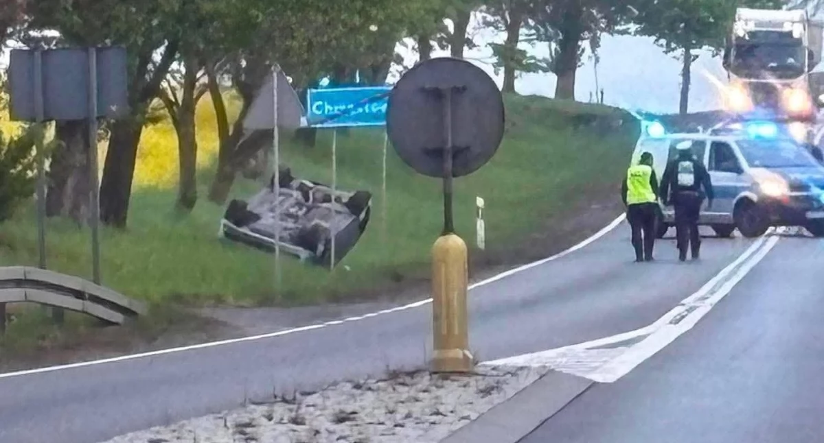 Chciał tylko ominąć zator na krajówce. Dwieście metrów dalej jego auto leżało na dachu