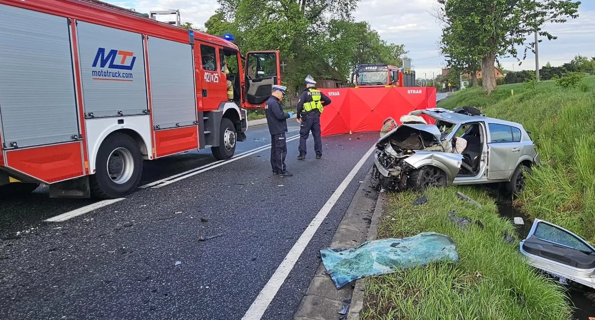 Tragiczny wypadek na DK22 w Chrząstowie. Dwie osoby zginęły w zderzeniu Opla z ciężarówką AKTUALIZACJA
