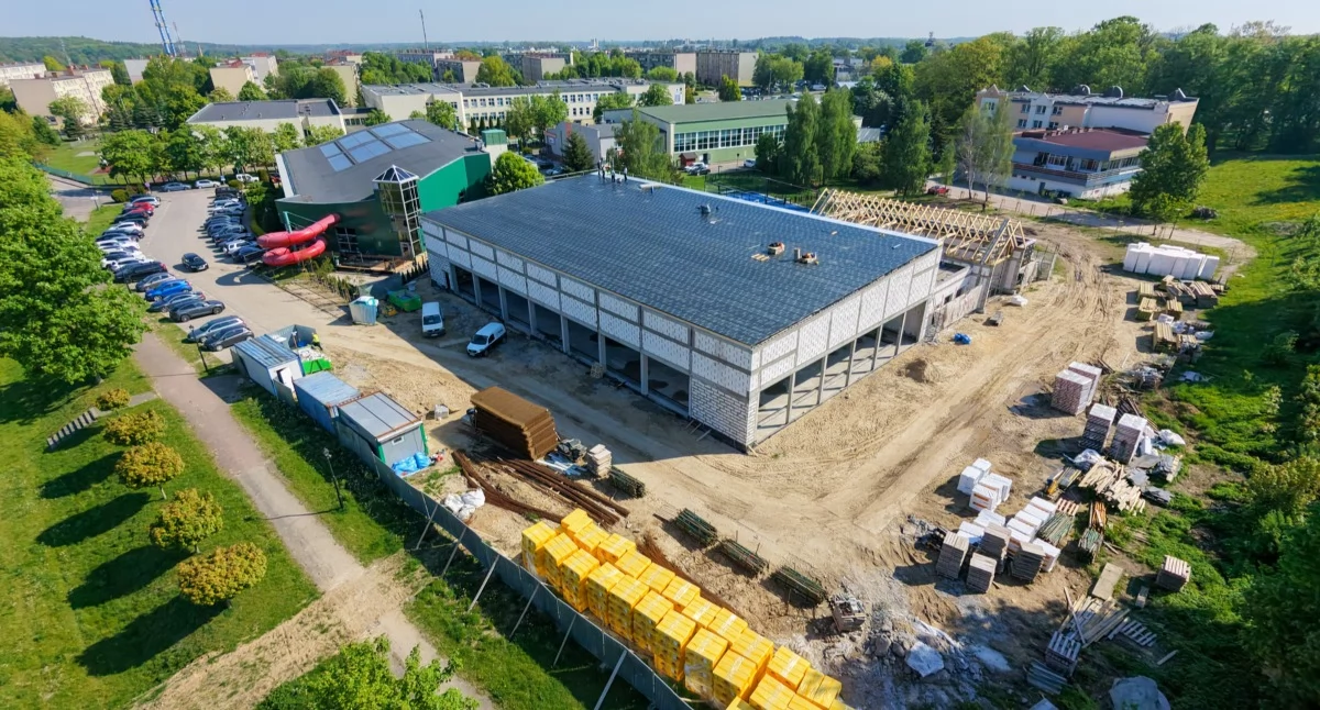 Budowa hali lodowej w Chojnicach bez opóźnień. Firma nadrobiła zimowe zaległości
