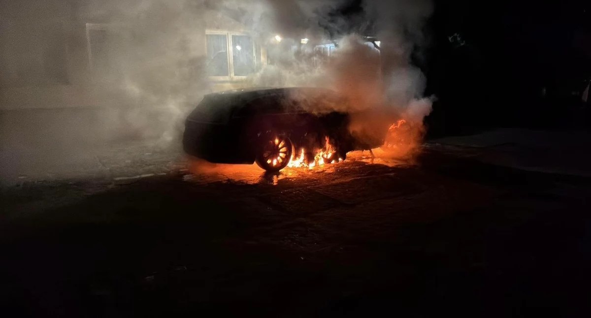Ogień strawił auto na postoju. Strażacy walczyli z żywiołem pod osłoną nocy