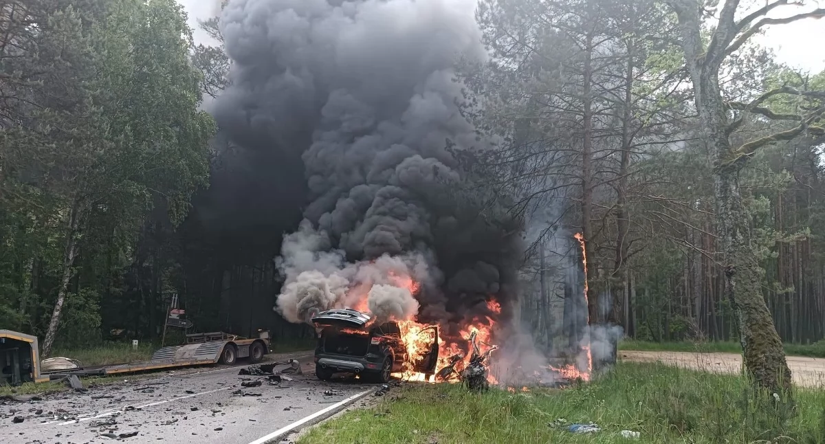 Osobówki spłonęły po zderzeniu z ciężarówką. Jeden z kierowców nie miał szans na ratunek