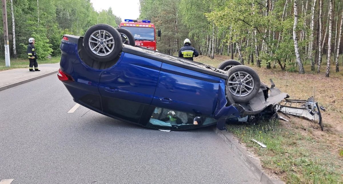 Uderzył w latarnię i dachował 