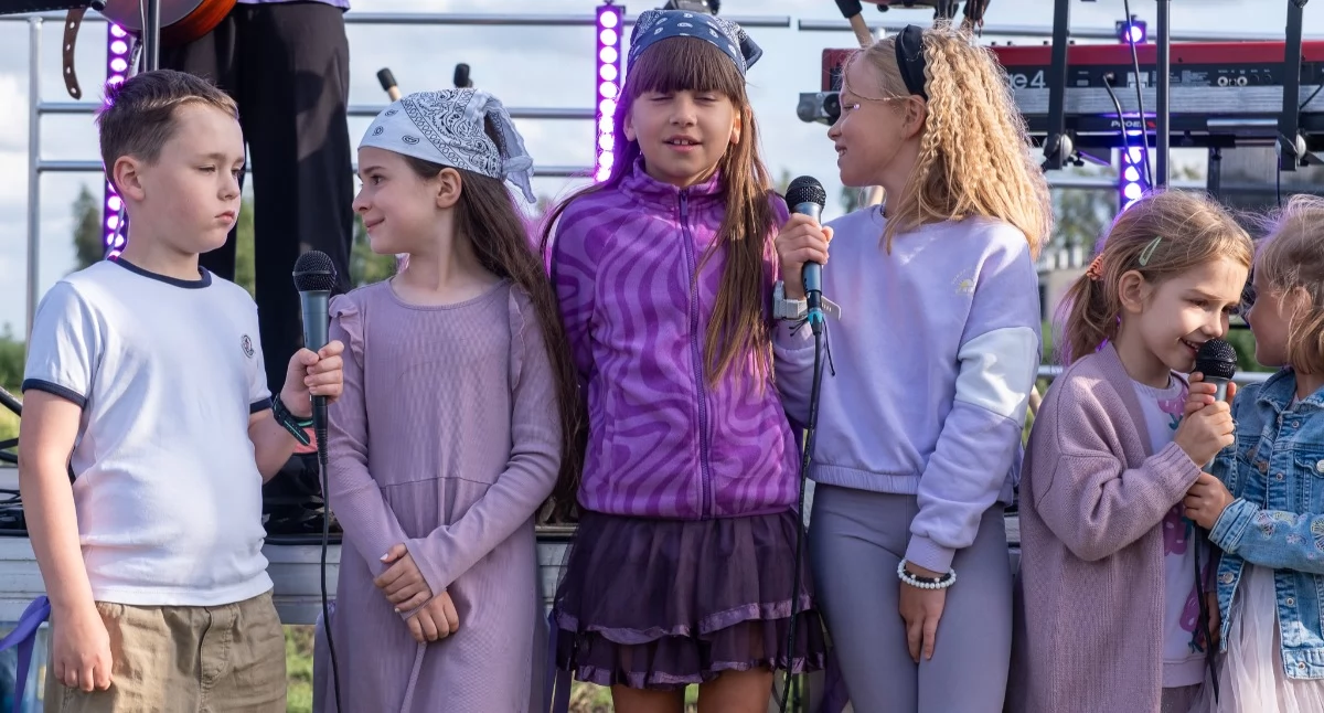 Muzyka pośród fioletowych pól. Trzeci raz pomogli małym wojownikom
