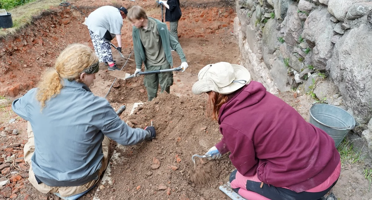 Fajki, kule i ceramika. Archeolodzy dokopali się do dawnego życia mieszkańców zamku