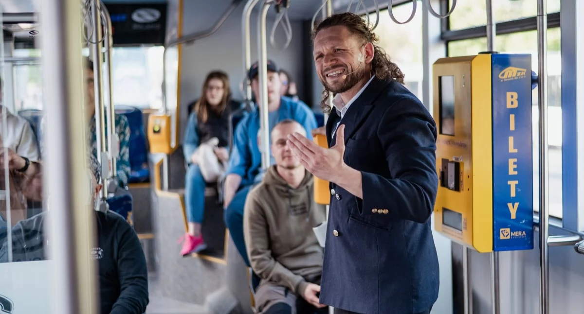 Zamkną widzów w autobusie z aktorami. Kontrowersyjny spektakl tylko dla osób powyżej 15 roku życia!  
