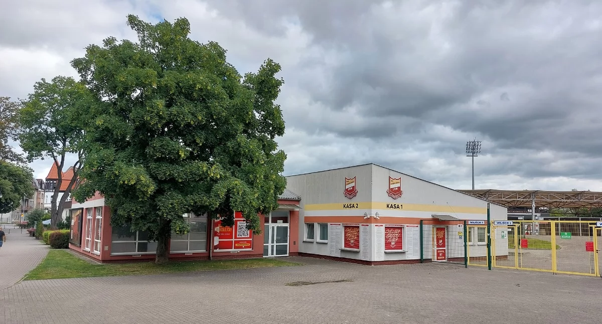 Nagły zwrot akcji w Chojnicach: Rezygnacja klubu otwiera drzwi dla zapomnianych inwestycji!