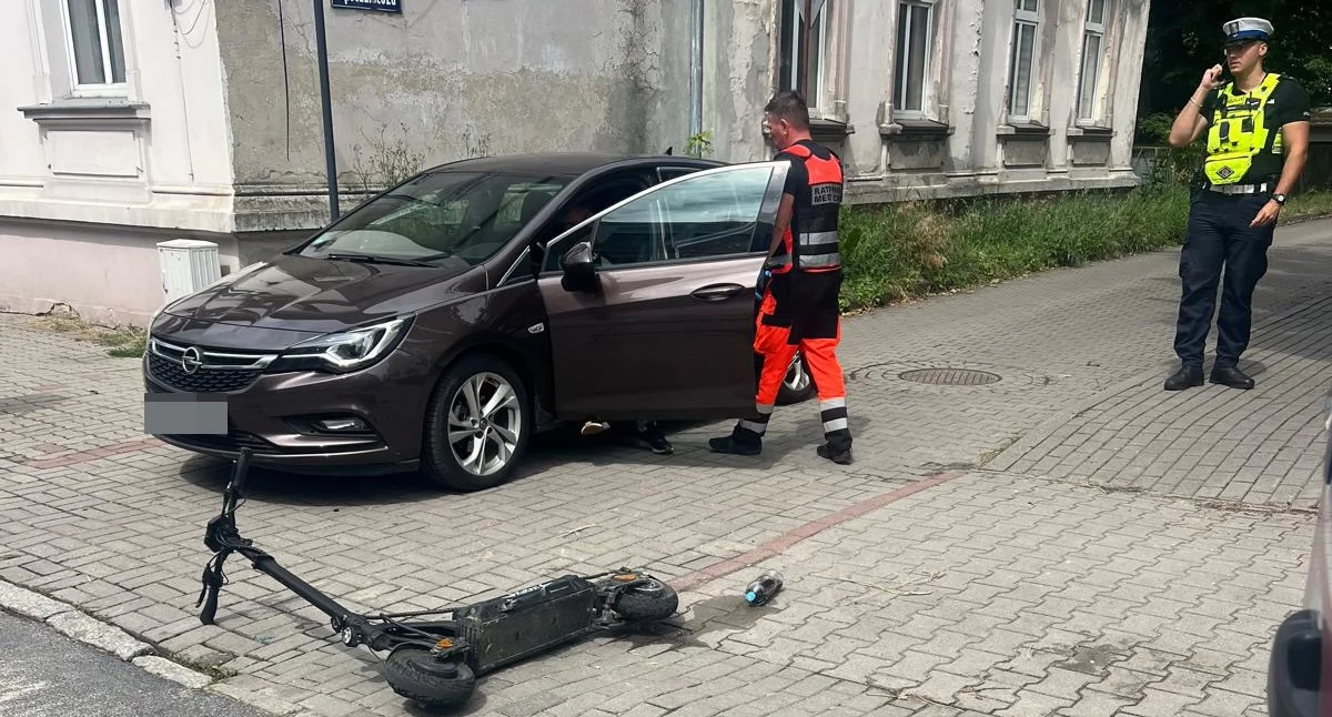 Wymusił pierwszeństwo na chodniku. 20-latek na hulajnodze w szpitalu
