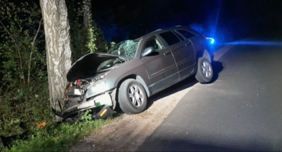 Zostawił rozbite auto i uciekł. Policja szybko zapukała do jego drzwi