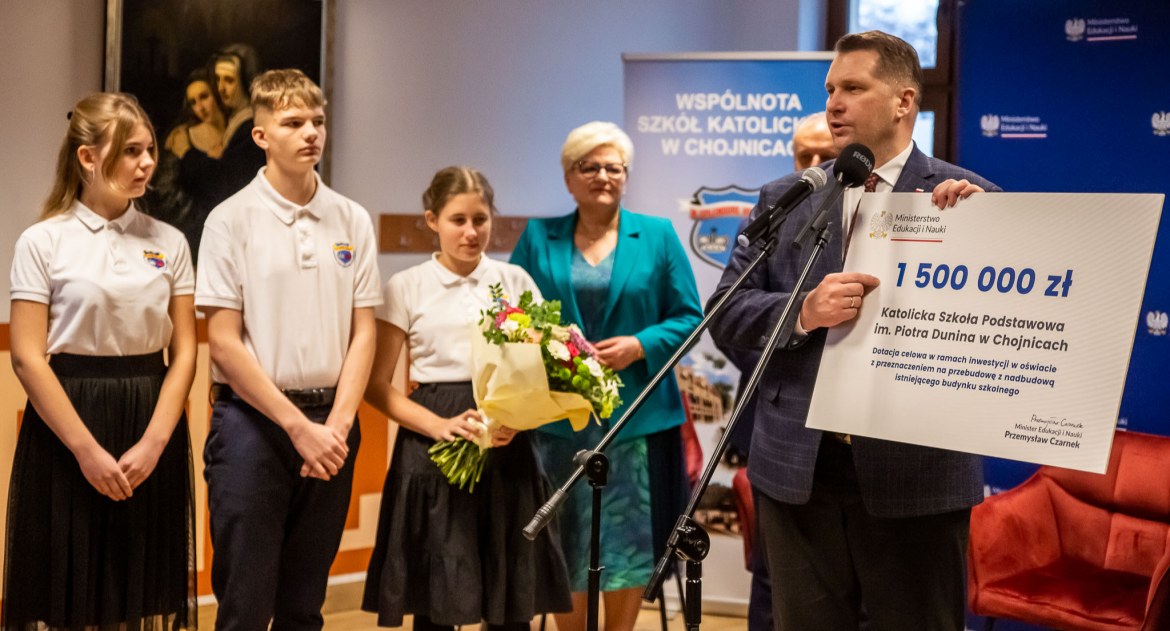 Minister edukacji przekazał 1,5 mln złotych dla szkoły katolickiej w Chojnicach 