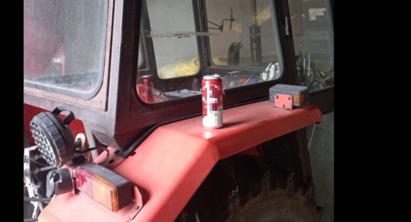 Traktorzysta nie trzymał rąk na kierownicy. Popijał piwko