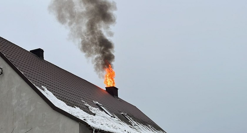 Strażacy z Chojnic, Rytla i Krzyża opanowali pożar sadzy
