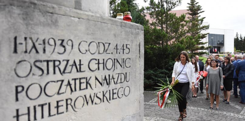 Składanie kwiatów i msza święta (GALERIA)