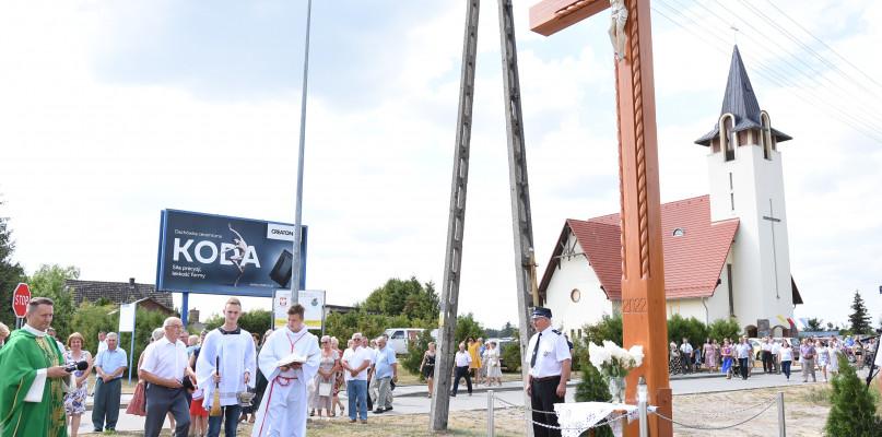 Nowy krzyż w Męcikale (FOTO)