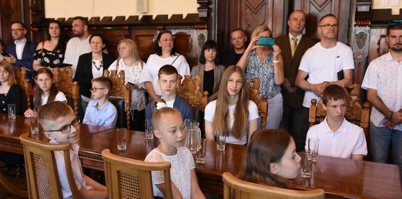 Burmistrz wręczył nagrody uczniom