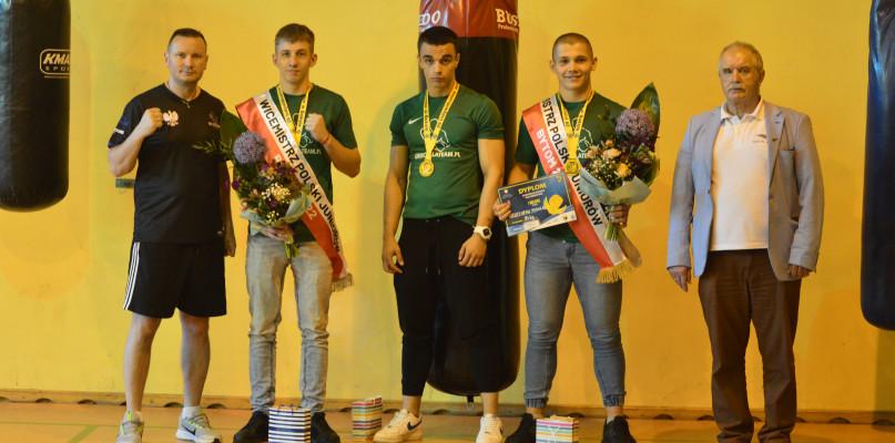 Medaliści z Boxing Team Chojnice przywitani. Trener i prezes pogratulowali