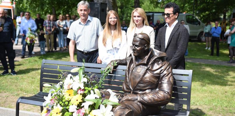 Odsłonięto ławeczkę z figurą Jarosława Armady (FOTO)