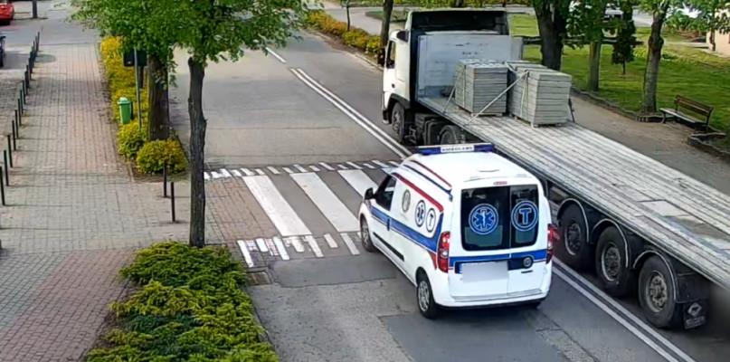 Ambulans wyprzedzał na pasach i podwójnej ciągłej