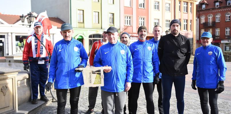 Pierwszy maraton przebiegł w za małych butach