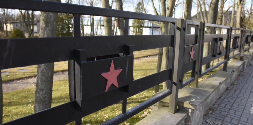 Czerwone gwiazdy znikną z płotu (ANKIETA)
