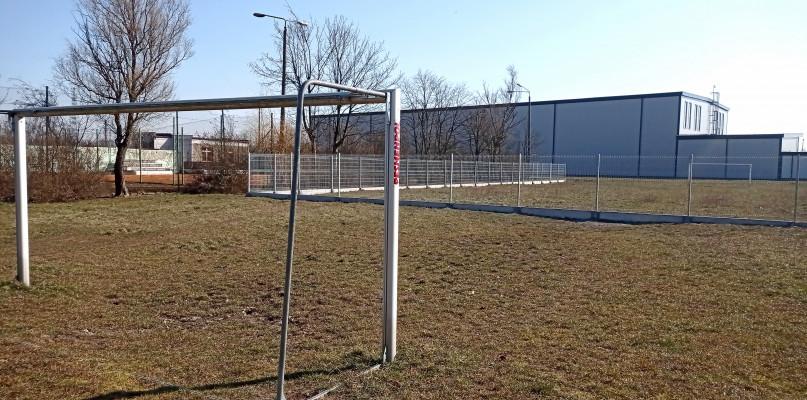 Nie można pograć w piłkę, bo na środku boiska stoi płot