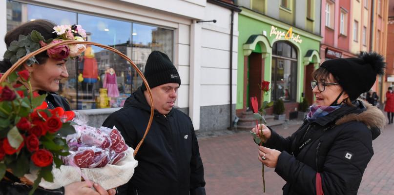 Czerwona róża i serduszko dla przechodniów (FOTO)