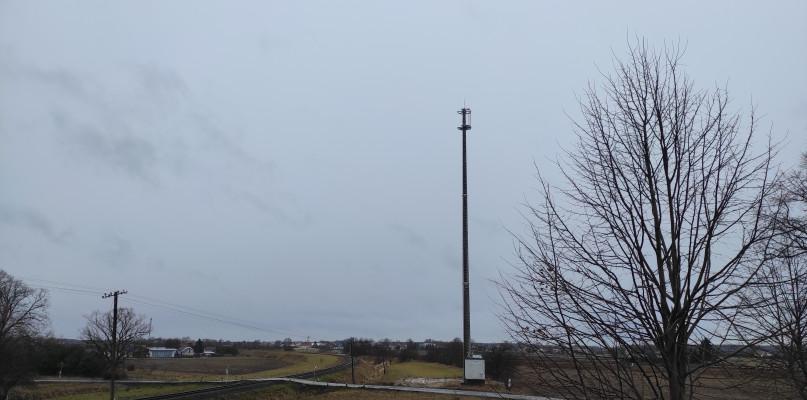 Przy torach stanęła wysoka wieża
