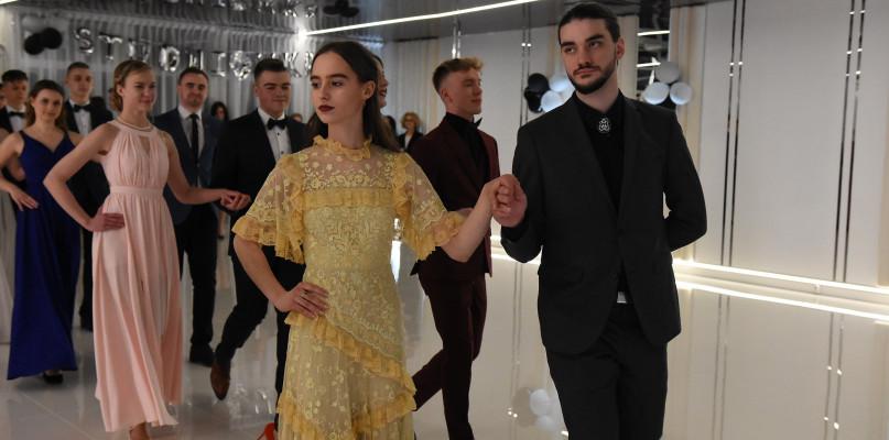 Studniówka II LO w Chojnicach (GALERIA)