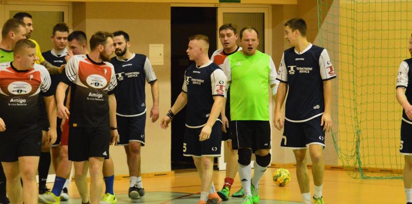 Walka na całego na halówce w Charzykowach. Liga wróciła (GALERIA)