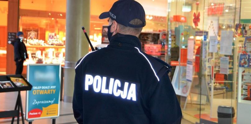 Policjanci pilnują maseczek w sklepach