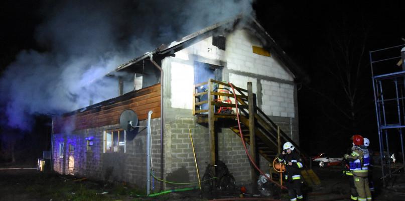 Duży pożar budynku w gminie Brusy (FOTO)