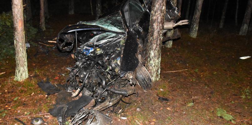 Audi roztrzaskało się na drzewach (FOTO)
