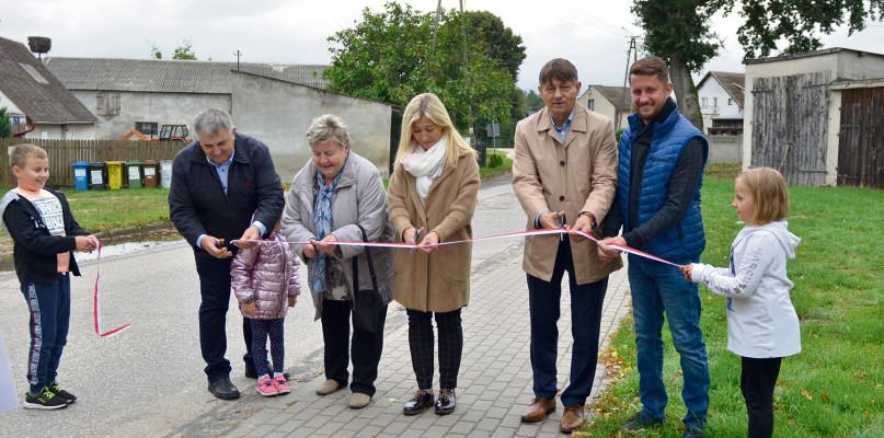Kawałek nowego chodnika w Moszczenicy