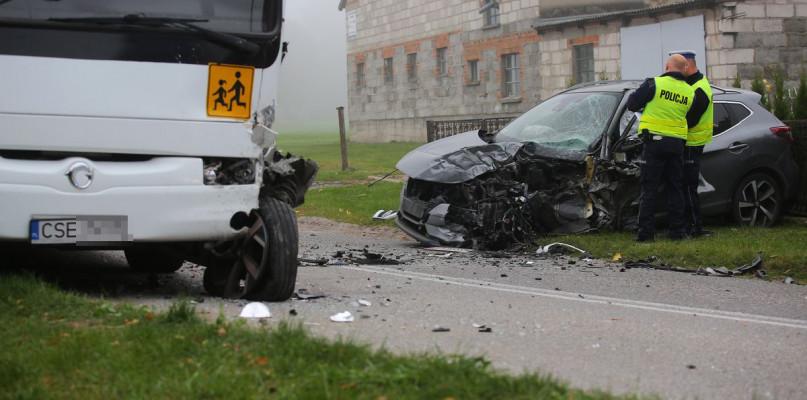 Osobówka zderzyła się z autobusem wiozącym dzieci (FOTO)